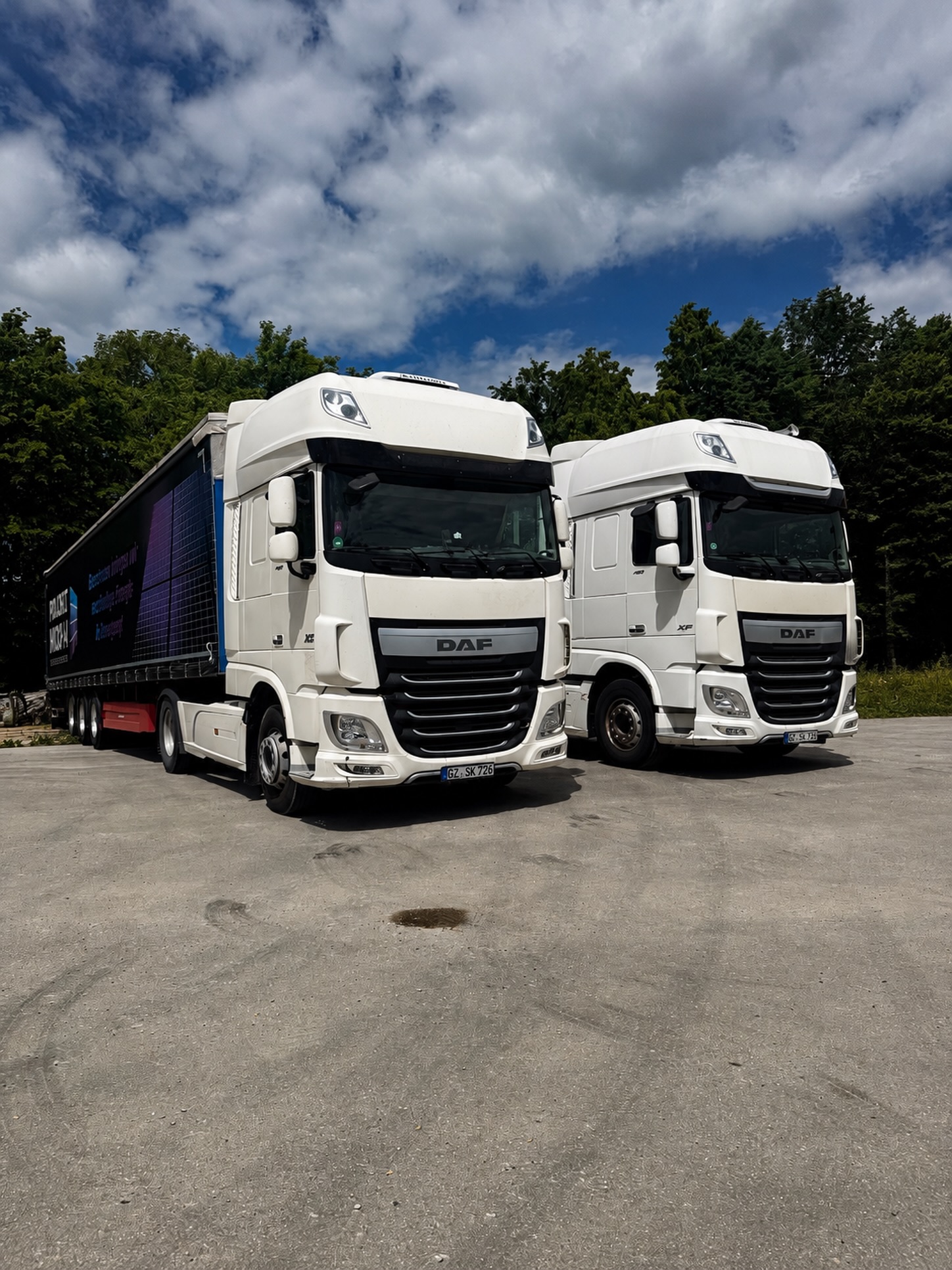 Planenzug von Schwabenmove auf der Autobahn